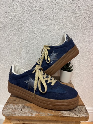 Baskets bleues à 36€